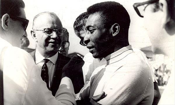 Em 1968, Pelé voltou a Santo André e foi recebido por Fioravante Zampol, prefeito da época (FOTO: Banco de Dados/DGABC)