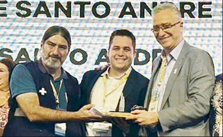 Secretário Gilvan Júnior recebeu premiação das mãos de Geraldo Reple Sobrinho (Foto: Divulgação)