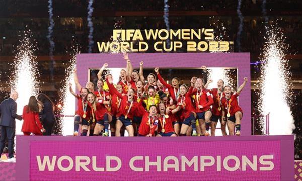 Espanha levanta a taça (FOTO: Reprodução/Twitter/Womens World Cup)