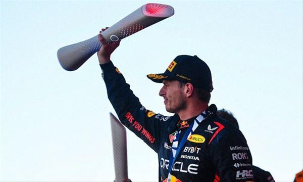 Verstappen levanta troféu no Japão (FOTO: Reprodução/Twitter)