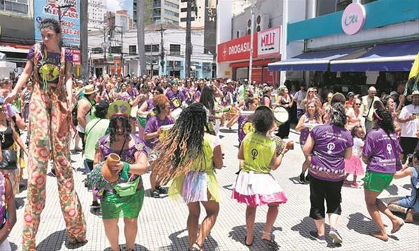 O bloco Mulheres do ABC e a Maloca do Barbosa empolgaram a região central da cidade no primeiro dia de Carnaval (FOTO: Andre Henriques/DGABC)
