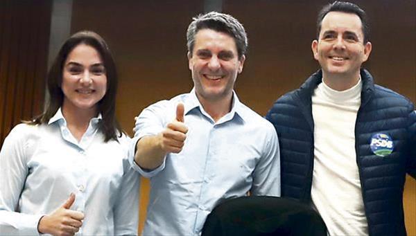 Pré-candidato ao Paço de São Bernardo, Alex (c.) tem apoio de Ana Carolina e Paulo Serra (FOTO: Claudinei Plaza/DGABC)