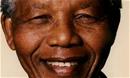 Mandela continua  no hospital e  recebe homenagens