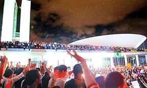 Manifestantes conseguem invadir o Congresso na Capital Federal