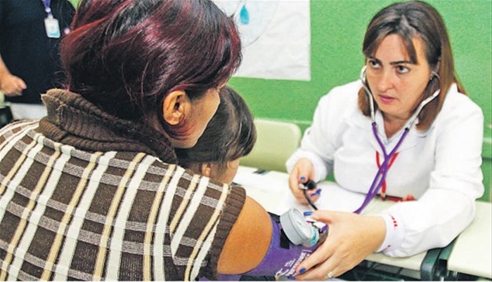 ALERTA. Profissionais de enfermagem realizaram medição de pressão arterial e teste de glicemia durante a programação