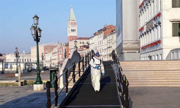 Fotos Públicas/Homem faz limpeza pelas ruas de Veneza