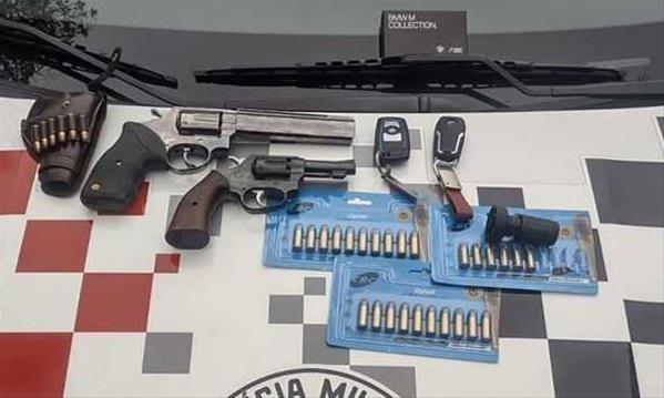 No ano passado, revólveres, munições, facas e baioneta de Fuzil foram encontrados pela polícia no porta-malas de um carro de luxo em São Bernardo (Foto: Divulgação/PM)