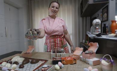 Simone Pliger aposta em um aumento das vendas de ovos de Páscoa caseiros neste ano (Foto: Celso Luiz/DGABC) 
