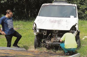 Agentes avaliam veículo parado em situação de abandono em uma das vias de Ribeirão (Foto: André Henriques/DGABC) 