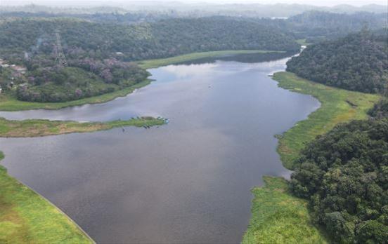Reservatório Rio Grande, que abastece região, registra número maior que seu volume operacional; local bombeia água para o sistema Alto Tietê (Foto: Celso Luiz/DGABC) 