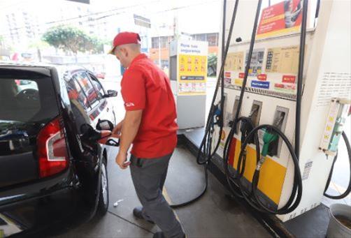Em alguns postos, valor da gasolina passou de R$ 5,30 para R$ 5,60 (Foto: André Henriques/DGABC)
