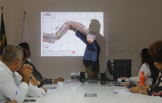 Paulo Belizário, engenheiro projetista da Systra, apresentou detalhes das obras do modal para vereadores de São Bernardo (Foto: Celso Luiz/DGABC)