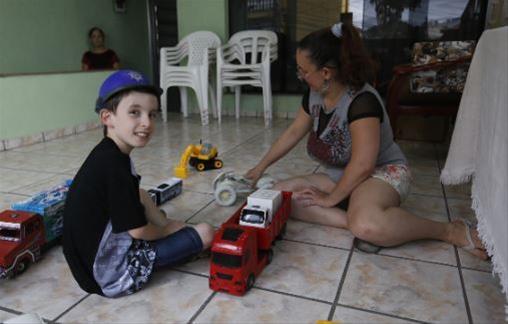 Gabriel Campos aproveita o tempo livre para brincar com carrinhos, um dos itens que mais gosta; a mãe Cibele destaca a sensibilidade e empatia do garoto (Foto: Celso Luiz/DGABC) 