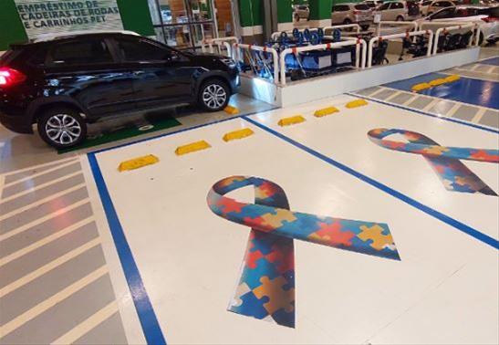 Shopping da região possui vagas exclusivas para pessoas diagnosticadas com TEA (Transtorno do Espectro Autista); símbolo remete à fita da conscientização (Foto: Claudinei Plaza/DGABC)