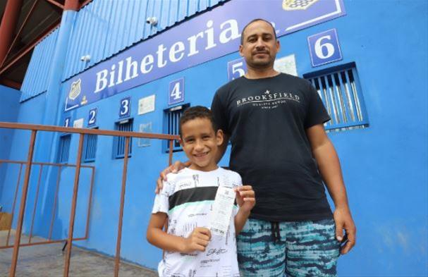 Lucas, de 6 anos, com o ingresso comprado pelo pai para primeira final do Paulistão (Foto: Claudinei Plaza/DGABC) 