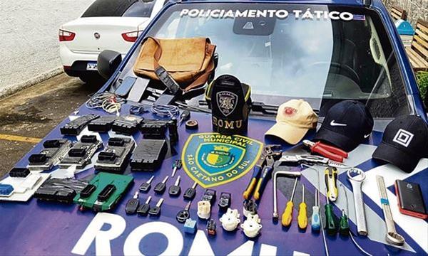 Detidos portavam uma série de instrumentos utilizados para furtar carros (Foto: Ricardo Quiles/GCM/PMSCS)