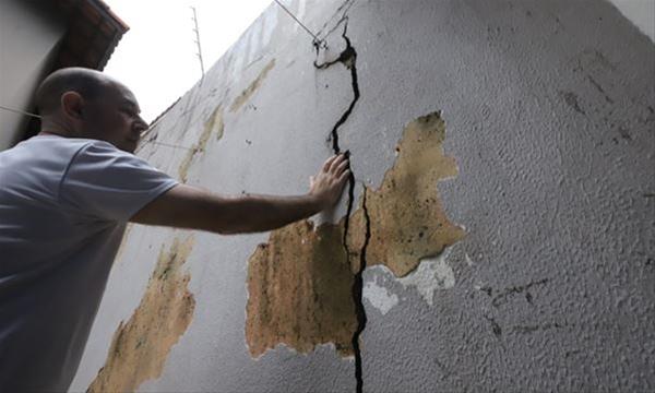 Alessandro Beraldi, 48 anos, é morador e mostrou ao Diário as rachaduras causadas pelas obras (FOTO: Celso Luiz/DGABC)