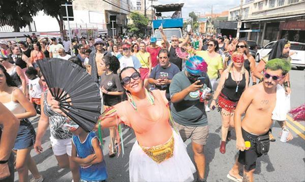 Bloco do Marola percorreu as principais rua do Rudge; alegria do início ao fim do desfile (FOTO: Celso Luiz/DGABC)
