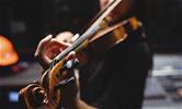 Tocar Instrumento Musical Fortalece Cérebro Adulto e Idoso