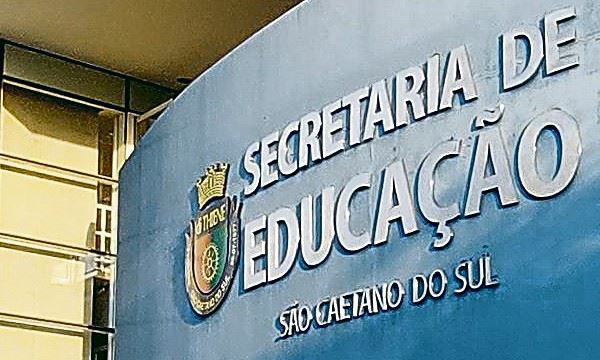 Professores tentam reverter a decisão da prefeitura e pedem para que aulas continuem (Foto: Claudinei Plaza/23.8.21/DGABC) Diário do Grande ABC - Notícias e informações do Grande ABC: Santo André, São Bernardo, São Caetano, Diadema, Mauá, Ribeirão Pires e Rio Grande da Serra