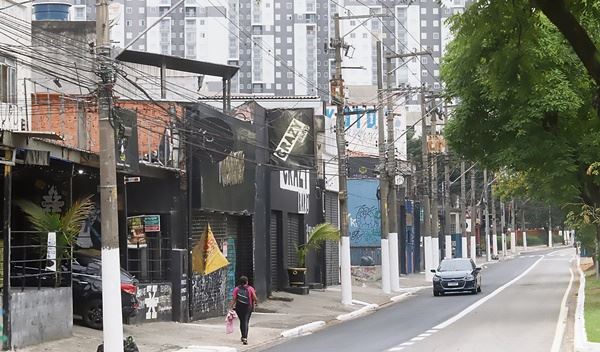 Segundo moradores, caos e barulho ficam intensos das 1h até 5h; em alguns finais de semana, música alta perdura até às 8h30 (FOTO: Celso Luiz/DGABC) Diário do Grande ABC - Notícias e informações do Grande ABC: Santo André, São Bernardo, São Caetano, Diadema, Mauá, Ribeirão Pires e Rio Grande da Serra