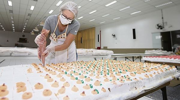 Paróquia estima 1400 quilos de bolo para a festa; cerca de 300 voluntários estão envolvidos (FOTO: Celso Luiz/DGABC) Diário do Grande ABC - Notícias e informações do Grande ABC: Santo André, São Bernardo, São Caetano, Diadema, Mauá, Ribeirão Pires e Rio Grande da Serra