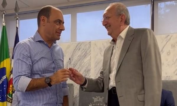 Sem pompas, Sallum foi apresentado por Auricchio no Paço Foto: Reprodução Diário do Grande ABC - Notícias e informações do Grande ABC: Santo André, São Bernardo, São Caetano, Diadema, Mauá, Ribeirão Pires e Rio Grande da Serra