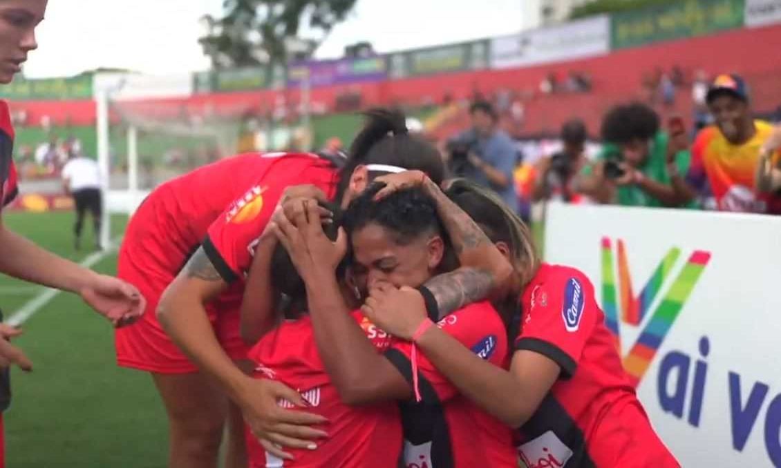 Baratinha se emociona ao marcar segundo gol da partida (FOTO: Repordução/TV Globo) Diário do Grande ABC - Notícias e informações do Grande ABC: Santo André, São Bernardo, São Caetano, Diadema, Mauá, Ribeirão Pires e Rio Grande da Serra