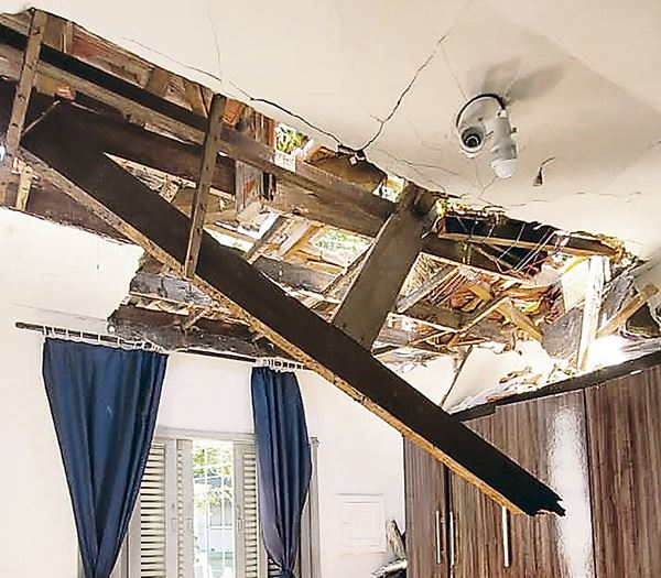 Teto de casa em São Caetano vai abaixo após queda de árvore (FOTO: Guilherme Amarante/DGABC) Diário do Grande ABC - Notícias e informações do Grande ABC: Santo André, São Bernardo, São Caetano, Diadema, Mauá, Ribeirão Pires e Rio Grande da Serra