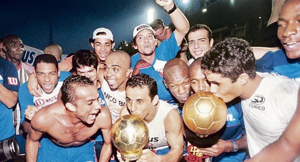 Em 2004, com um elenco repleto de estrelas, o São Caetano faturou o Campeonato Paulista, maior título de sua história (FOTO: Rivaldo Gomes, 18/4/4) Diário do Grande ABC - Notícias e informações do Grande ABC: Santo André, São Bernardo, São Caetano, Diadema, Mauá, Ribeirão Pires e Rio Grande da Serra