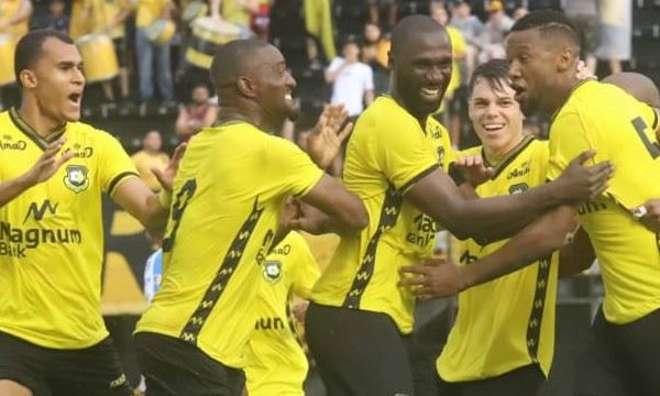 Jogo começou ''seco'', mas na sequência chegou a ser interrompido pelo temporal que alagou o campo (Foto: Celso Luiz/DGABC) Diário do Grande ABC - Notícias e informações do Grande ABC: Santo André, São Bernardo, São Caetano, Diadema, Mauá, Ribeirão Pires e Rio Grande da Serra