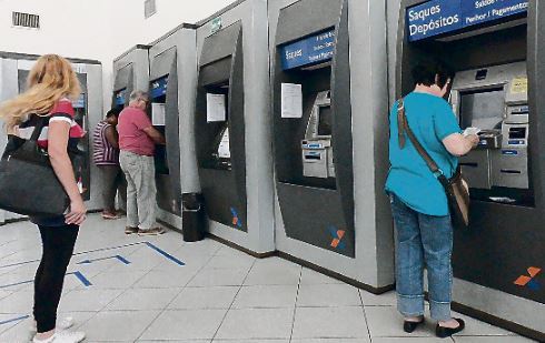 Bancos concentram 75% das dívidas em atraso dos moradores do Grande ABC (Foto: Celso Luiz/DGABC)  Diário do Grande ABC - Notícias e informações do Grande ABC: Santo André, São Bernardo, São Caetano, Diadema, Mauá, Ribeirão Pires e Rio Grande da Serra