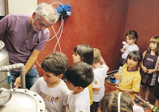 Crianças observam etapas para água chegar até a torneira; foco foi público infantil (Foto: Divulgação) Diário do Grande ABC - Notícias e informações do Grande ABC: Santo André, São Bernardo, São Caetano, Diadema, Mauá, Ribeirão Pires e Rio Grande da Serra