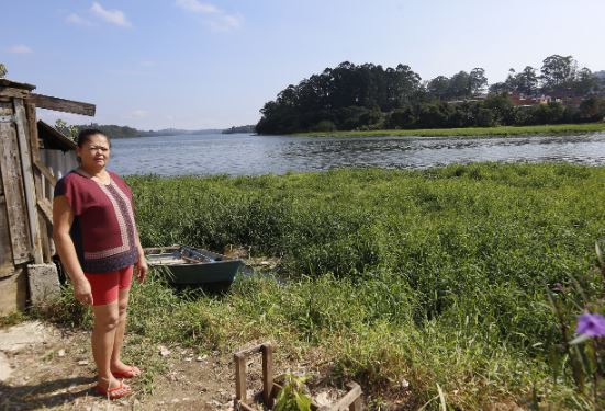 Rosilene mora há 18 anos na beira da Represa Billings, 15 deles em casa de madeira (Celso Luiz/DGABC) Diário do Grande ABC - Notícias e informações do Grande ABC: Santo André, São Bernardo, São Caetano, Diadema, Mauá, Ribeirão Pires e Rio Grande da Serra