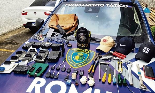 Detidos portavam uma série de instrumentos utilizados para furtar carros (Foto: Ricardo Quiles/GCM/PMSCS) Diário do Grande ABC - Notícias e informações do Grande ABC: Santo André, São Bernardo, São Caetano, Diadema, Mauá, Ribeirão Pires e Rio Grande da Serra