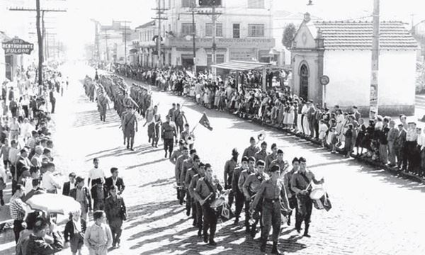 <MC0> <MC>Festividades pelo IV Centenário em São Bernardo foram tão bem-sucedidas que o então prefeito Lauro Gomes instituiu 20 de agosto como aniversário (FOTO: Centro de Memória de São Bernardo) Diário do Grande ABC - Notícias e informações do Grande ABC: Santo André, São Bernardo, São Caetano, Diadema, Mauá, Ribeirão Pires e Rio Grande da Serra