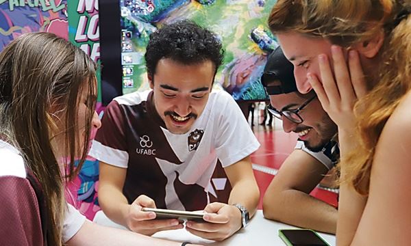 Estudantes da UFABC conheceram ontem o novo LOL (FOTO: Claudinei Plaza/DGABC) Diário do Grande ABC - Notícias e informações do Grande ABC: Santo André, São Bernardo, São Caetano, Diadema, Mauá, Ribeirão Pires e Rio Grande da Serra