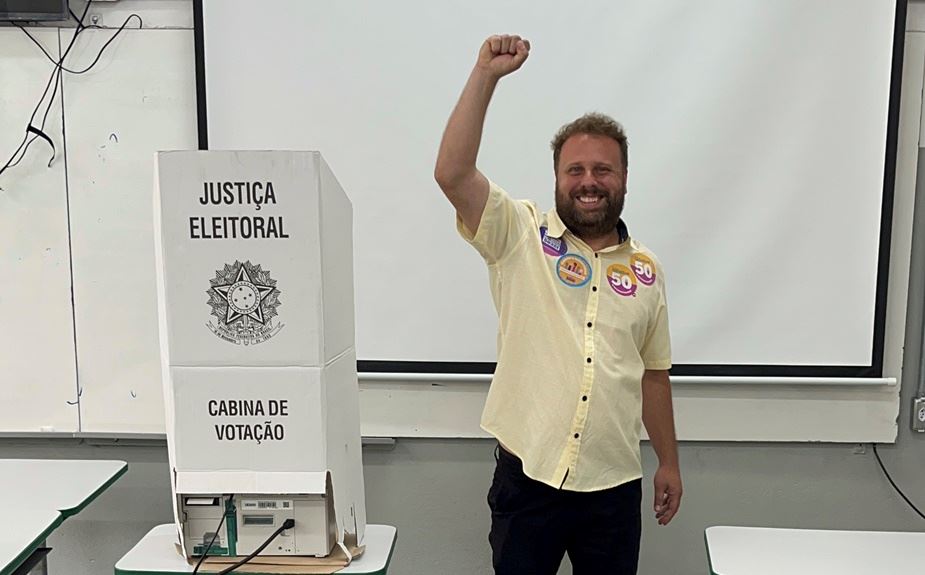 Professor Rafinha votou nesta manhã (FOTO: Renan Soares) Diário do Grande ABC - Notícias e informações do Grande ABC: Santo André, São Bernardo, São Caetano, Diadema, Mauá, Ribeirão Pires e Rio Grande da Serra