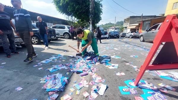 Derramamento de santinhos é irregularidade flagrada com frequência nos dias de votações (FOTO: Claudinei Plaza/DGABC) Diário do Grande ABC - Notícias e informações do Grande ABC: Santo André, São Bernardo, São Caetano, Diadema, Mauá, Ribeirão Pires e Rio Grande da Serra