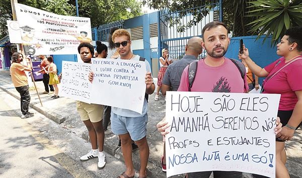Professores e representantes da Apeoesp reivindicaram melhorias de trabalho (FOTO: André Henriques/DGABC) Diário do Grande ABC - Notícias e informações do Grande ABC: Santo André, São Bernardo, São Caetano, Diadema, Mauá, Ribeirão Pires e Rio Grande da Serra
