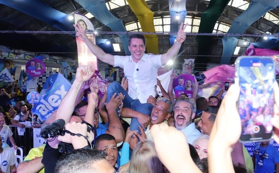 Alex nos braços do povo em convenção que definiu sua candidatura (FOTO: Claudinei Plaza/DGABC) Diário do Grande ABC - Notícias e informações do Grande ABC: Santo André, São Bernardo, São Caetano, Diadema, Mauá, Ribeirão Pires e Rio Grande da Serra