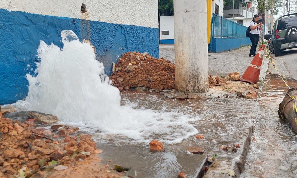 Vazamento de água em Santo André (FOTO: Claudinei Plaza/DGABC) Diário do Grande ABC - Notícias e informações do Grande ABC: Santo André, São Bernardo, São Caetano, Diadema, Mauá, Ribeirão Pires e Rio Grande da Serra