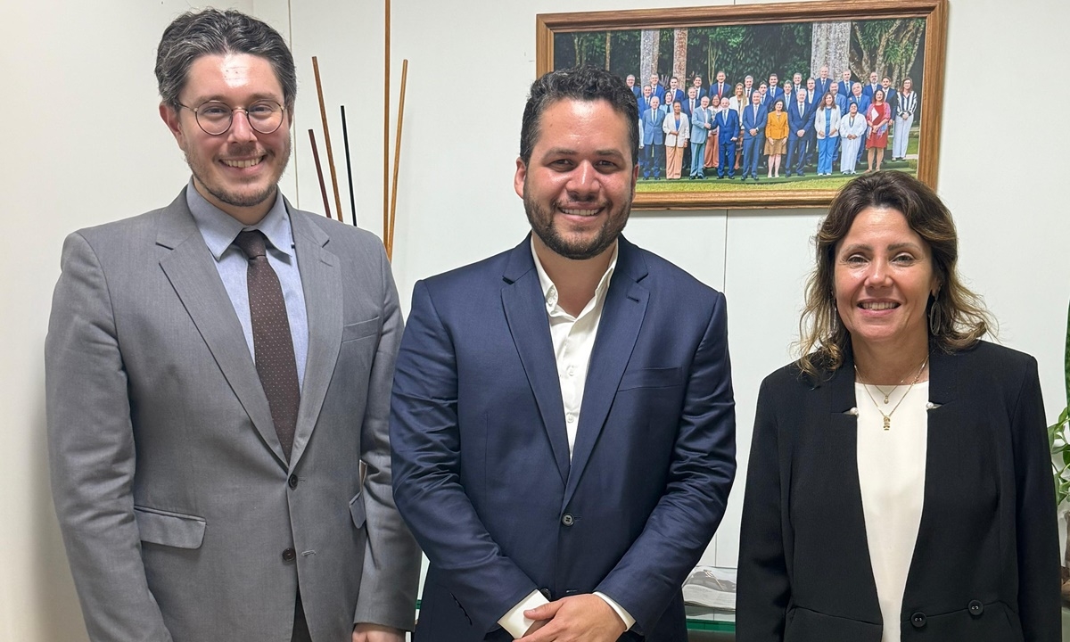 O prefeito de Santo André, Gilvan Ferreira, ao lado do chefe do Ministério do Desenvolvimento, Pedro Guerra, e presidente da Rhodia na América Latina, Daniela Manique FOTO: Divulgação Diário do Grande ABC - Notícias e informações do Grande ABC: Santo André, São Bernardo, São Caetano, Diadema, Mauá, Ribeirão Pires e Rio Grande da Serra