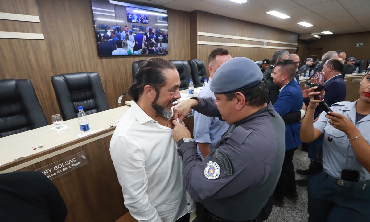André Henriques recebe Medalha Legislativa FOTO: Denis Maciel/DGABC Diário do Grande ABC - Notícias e informações do Grande ABC: Santo André, São Bernardo, São Caetano, Diadema, Mauá, Ribeirão Pires e Rio Grande da Serra