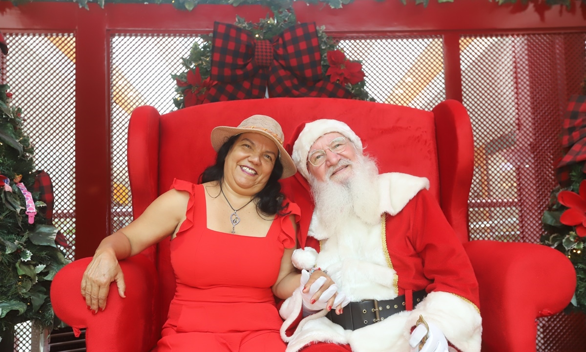 A moradora Natalina Américo ao lado do Papai Noel FOTO: André Henriques/DGABC Diário do Grande ABC - Notícias e informações do Grande ABC: Santo André, São Bernardo, São Caetano, Diadema, Mauá, Ribeirão Pires e Rio Grande da Serra