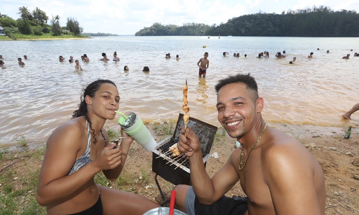 O casal Gabriel Henrique Mendes, 33 anos, e Camila Cassiano, 24, fizeram a festa natalina na Prainha do Riacho Grande FOTO: André Henriques/DGABC Diário do Grande ABC - Notícias e informações do Grande ABC: Santo André, São Bernardo, São Caetano, Diadema, Mauá, Ribeirão Pires e Rio Grande da Serra