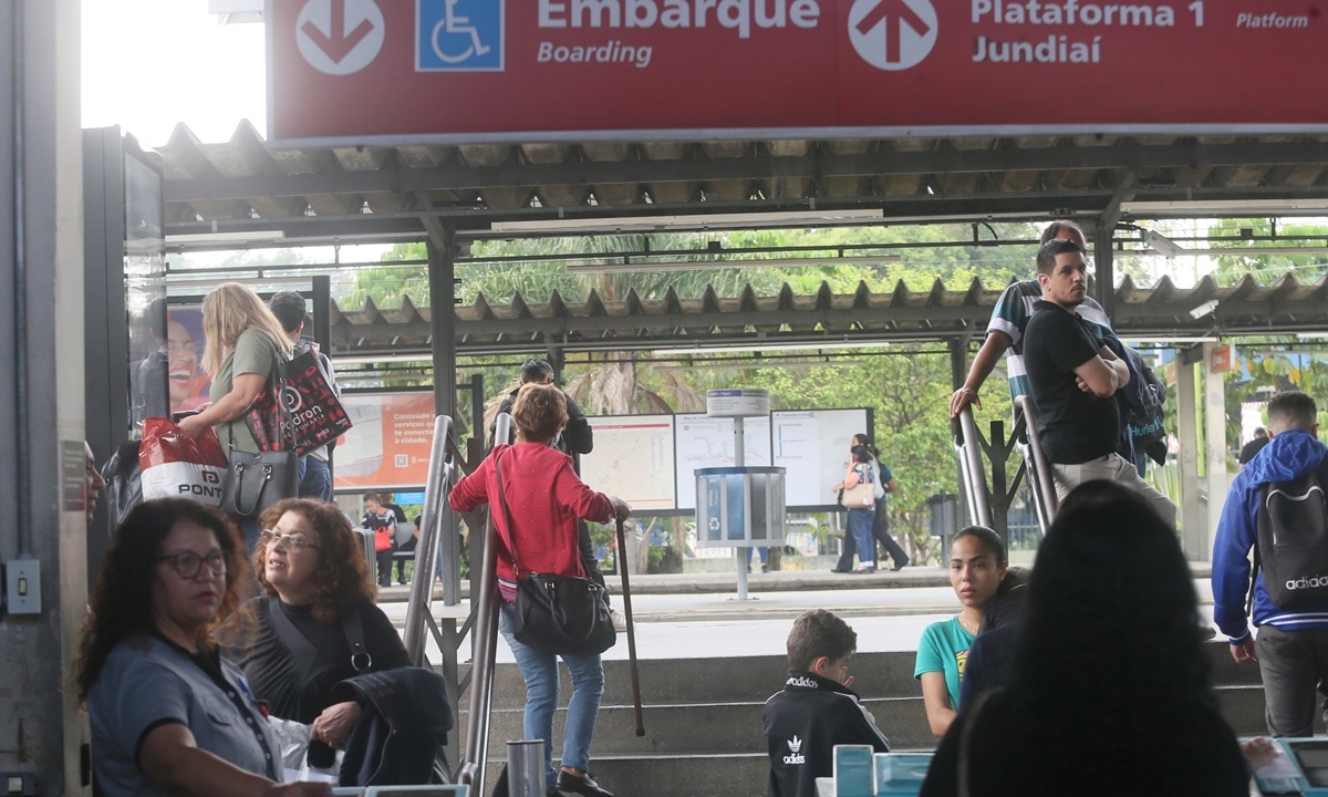 PAssageiros enfrentam dificuldades hoje (FOTO: Celso Luiz) Diário do Grande ABC - Notícias e informações do Grande ABC: Santo André, São Bernardo, São Caetano, Diadema, Mauá, Ribeirão Pires e Rio Grande da Serra