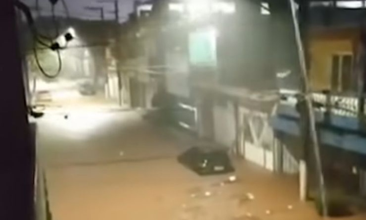 Bairro Portinari, em Diadema, com água cobrindo os carros (FOTO: Reprodução) Diário do Grande ABC - Notícias e informações do Grande ABC: Santo André, São Bernardo, São Caetano, Diadema, Mauá, Ribeirão Pires e Rio Grande da Serra