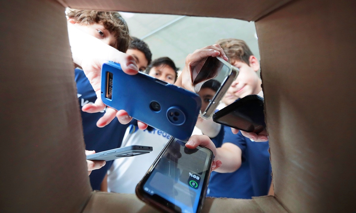 Estudantes de colégio particular em Santo André depositam celulares em caixa antes da aula (FOTO: Celso Luiz) Diário do Grande ABC - Notícias e informações do Grande ABC: Santo André, São Bernardo, São Caetano, Diadema, Mauá, Ribeirão Pires e Rio Grande da Serra