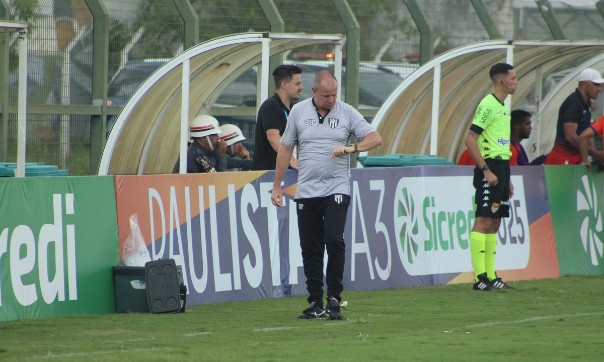 Técnico Sandro Sargentim tem dez rodadas para levar time à classificação (FOTO: Gabriel Carvalho/EC São Bernardo) Diário do Grande ABC - Notícias e informações do Grande ABC: Santo André, São Bernardo, São Caetano, Diadema, Mauá, Ribeirão Pires e Rio Grande da Serra